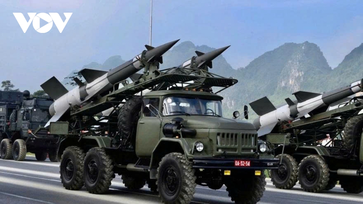 Military hardware showcased in first rehearsal for National Day celebration